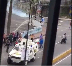 Manifestantes impidieron detención de joven en San Antonio de los Altos (Video)