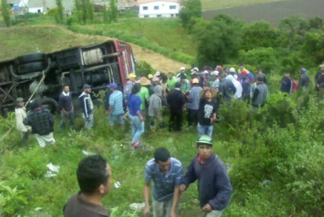 Al menos dos fallecidos y 27 heridos deja accidente en la carretera trasandina en Mérida