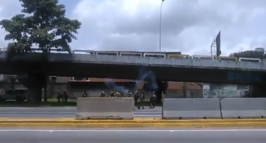 Foto: Comienza la represión en la autopista Francisco Fajardo a la altura de La California / Cortesía