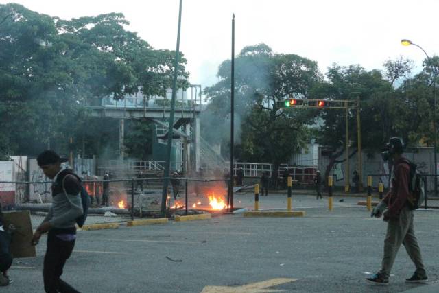 La resistencia se mantuvo en Chacao hasta el ocaso. Foto: Will Jiménez / LaPatilla.com