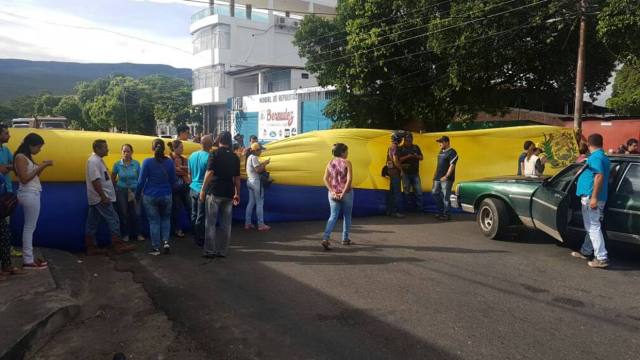 Foto: Tachirenses trancan vías en Rubio, Ureña y San Antonio / El Nacional 