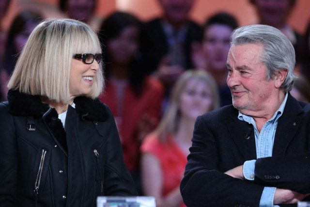 (FILES) This file photo taken on December 10, 2012 shows French actors Mireille Darc (L) and Alain Delon, attending the French televison channel Canal Plus program "Le Grand Journal" on December 10, 2012 in Paris. Mireille Darc died at age 79 on August 28, 2017, according to her family. / AFP PHOTO / THOMAS SAMSON