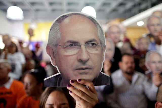 People hold portraits of opposition leader Antonio Ledezma during a news conference at the Venezuelan coalition of opposition parties (MUD) headquarters in Caracas, Venezuela August 1, 2017. REUTERS/Ueslei Marcelino