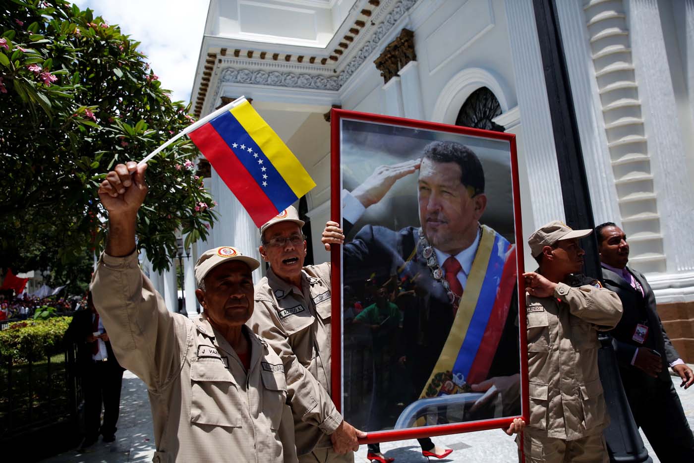 ¡Como si fuera un héroe! Mindefensa ordena actividades para conmemorar “la siembra” de Hugo Chávez