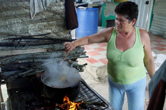 Margarita Rojas cooks the meal using firewood at her house in San Cristobal, Venezuela August 5, 2017. Picture taken August 5, 2017. REUTERS/Luis Parada