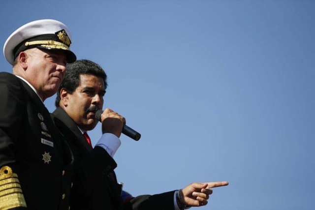 Foto de archivo- El presidente Nicolás Maduro parado al lado del entonces ministro de la Defensa, Diego Molero (izquierda), y actual embajador de Venezuela en Perú, mientras habla a miles de seguidores del fallecido presidente Hugo Chávez en Caracas. 7 de marzo de 2013. REUTERS/Jorge Silva