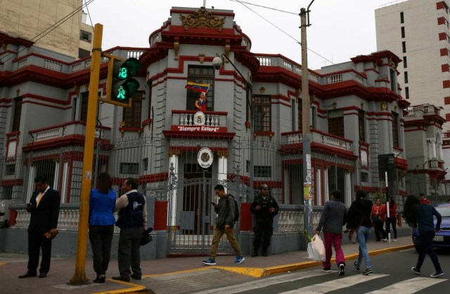 People walks pass near Venezuela's embassy in Lima, Peru, August 11, 2017  REUTERS/Mariana Bazo