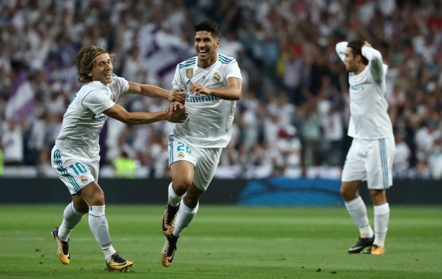 Soccer Football - Real Madrid vs Barcelona - Spanish Super Cup Second Leg - Madrid, Spain - August 16, 2017 Real Madrid’s Marco Asensio celebrates scoring their first goal with Luka Modric REUTERS/Sergio Perez