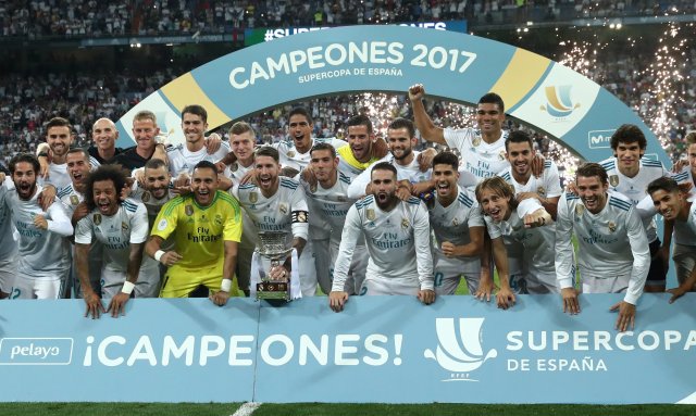 Soccer Football - Real Madrid vs Barcelona - Spanish Super Cup Second Leg - Madrid, Spain - August 17, 2017   Real Madrid players celebrate with trophy after winning the Spanish Super Cup   REUTERS/Juan Medina