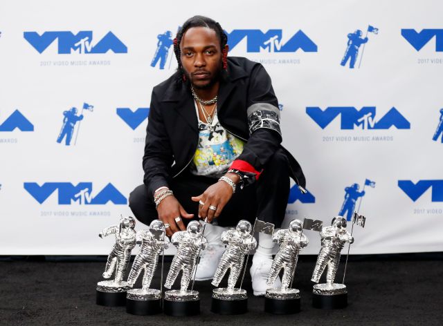 Kendrick Lamar con sus seis premios. REUTERS/Danny Moloshok