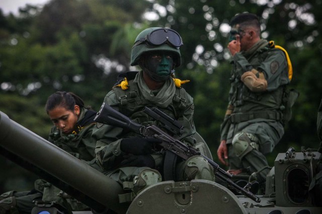 CAR46. CARACAS (VENEZUELA), 24/06/2017.- Tropas participan en un acto para conmemorar el día de la Batalla de Carabobo y el Día del Ejército Bolivariano hoy, sábado 24 de junio de 2017, en Caracas (Venezuela). Simpatizantes del chavismo marcharon y celebraron una parada militar con motivo del Día del Ejército de ese país y para conmemorar los 196 años de la Batalla de Carabobo, una acción militar decisiva en la independencia venezolana. EFE/Cristian Hernández