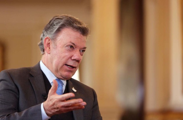 BOG10. BOGOTÁ (COLOMBIA), 08/08/2017.- El presidente de Colombia, Juan Manuel Santos, habla con Efe durante una entrevista hoy, martes 8 de Agosto de 2017, en el Palacio de Nariño, sede del Ejecutivo en Bogotá (Colombia). Santos, dijo hoy que en Venezuela se ha instaurado "una dictadura" por encima de los poderes legítimamente constituidos que está destruyendo las instituciones. El presidente recordó que un vocero del propio régimen venezolano describió la Asamblea Constituyente instalada la semana pasada como un poder que "está por encima de todos los poderes constituidos". EFE/MAURICIO DUEÑAS CASTAÑEDA