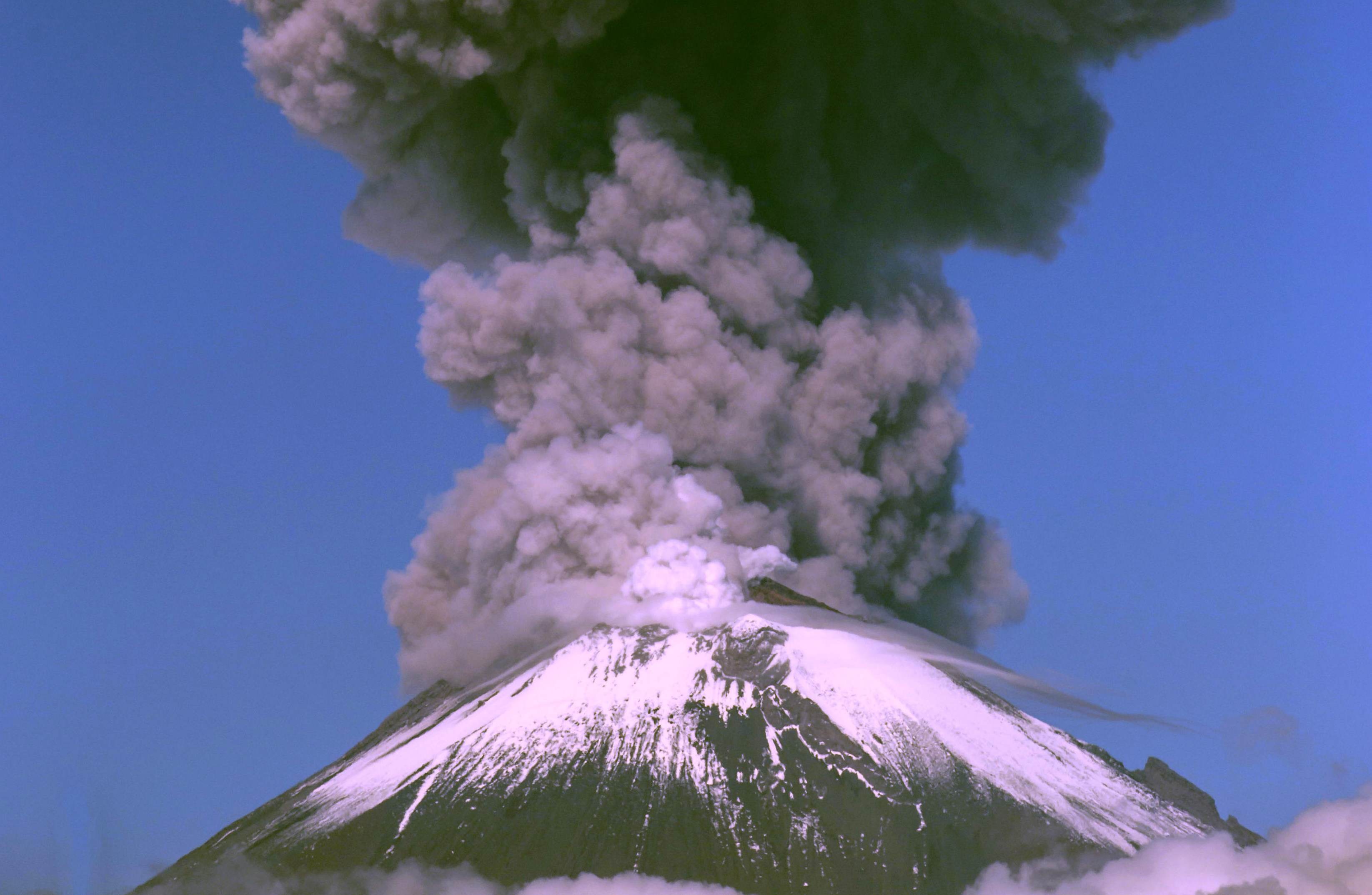 El volcán mexicano Popocatépetl lanza nube de ceniza a 4 kilómetros de altura