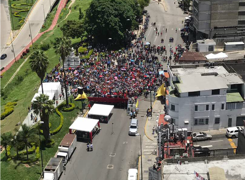 Así se ve la concentración chavista frente al CNE en Plaza Venezuela #2Ago (fotos)