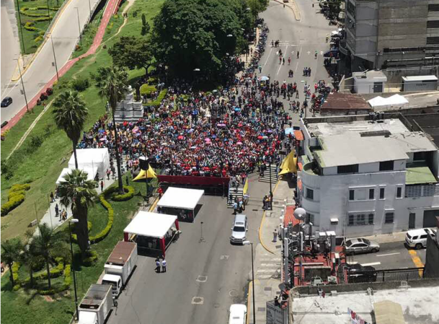 Foto:Así se ve la concentración chavista frente al CNE en Plaza Venezuela / Cortesía 