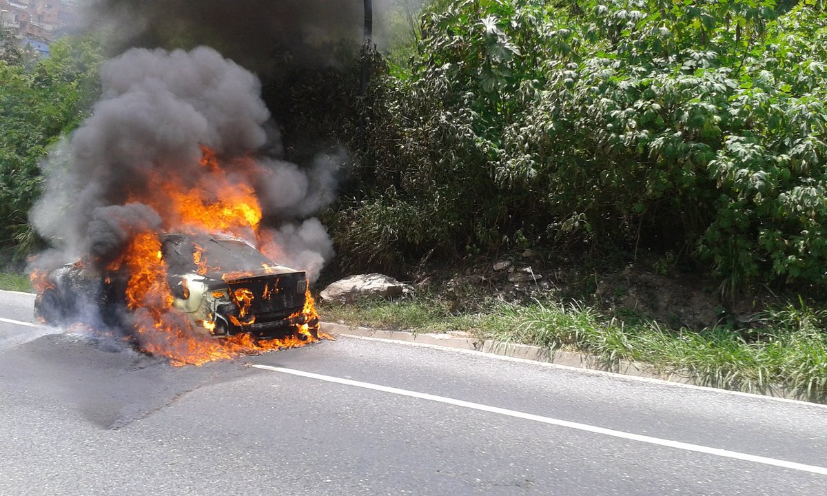 Controlan incendio de vehículo en la Caracas – La Guaira #9Ago