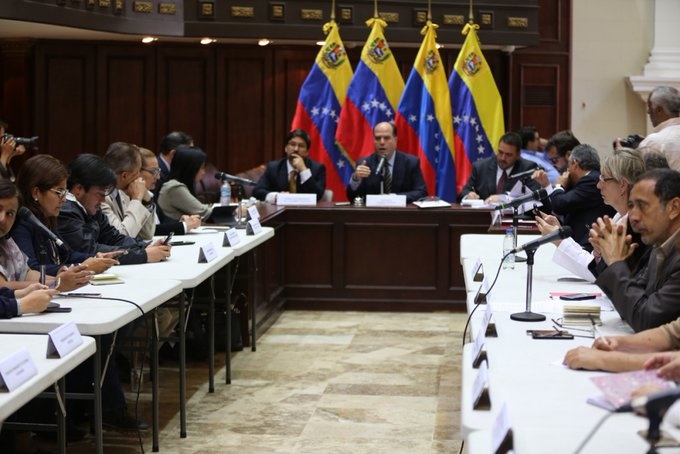 Oposición al margen del diálogo hasta que Gobierno de Maduro le dé garantías