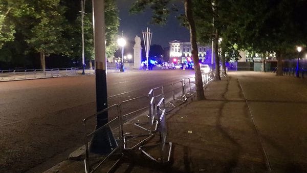 Detienen a un hombre en Londres tras atacar a policías delante del Palacio de Buckingham