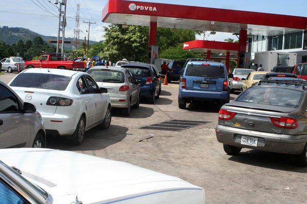 Colas en las gasolineras  colapsan el tránsito en San Cristóbal