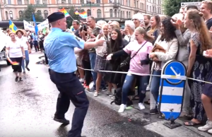 Este policía suizo se desató bailando “Despacito” durante desfile de orgullo gay (Videos)