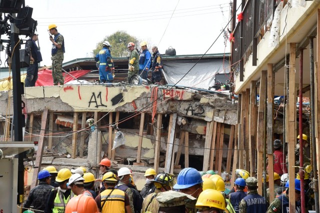 Trabajadores de rescate participan en la búsqueda de sobrevivientes y cadáveres en la Escuela Primaria Enrique Rebsamen en la Ciudad de México el 21 de septiembre de 2017, dos días después de un fuerte terremoto en el centro de México. / AFP PHOTO / Alfredo ESTRELLA (Foto archivo)