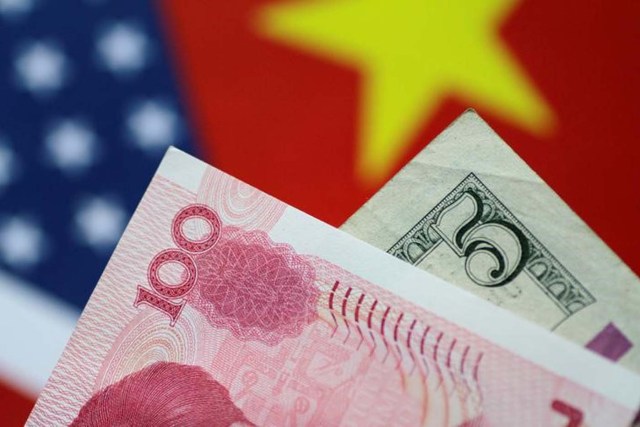 En la imagen de archivo se ven 5 dólares estadounidenses y 100 yuan de China, el 2 de junio de 2017. REUTERS/Thomas White/Illustration - RTX38MK7