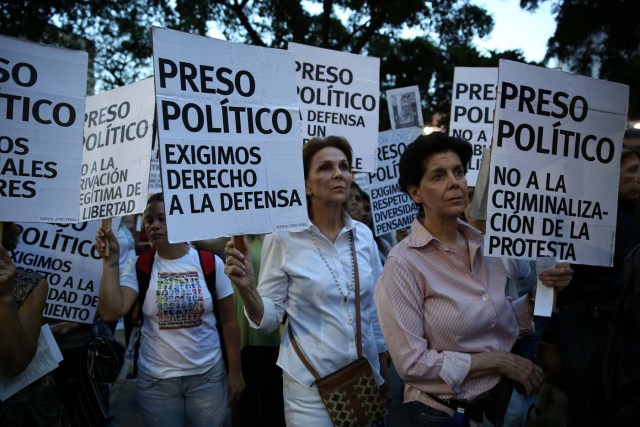  enarbola un cartel este jueves en Caracas, que recuerda a los jóvenes muertos durante los meses de violentas protestas contra el régimen de Nicolás Maduro REUTERS/Andres Martinez Casares