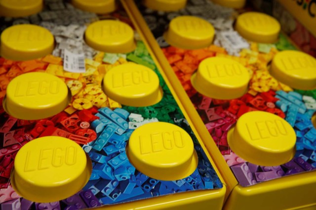 Unas piezas de Lego en una juguetería de la compañía en Bonn, Alemania, sep 5, 2017.  REUTERS/Wolfgang Rattay
