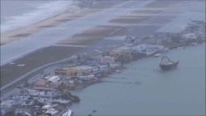 Enormes daños en aeropuerto y puerto de San Martín;  isla inaccesible