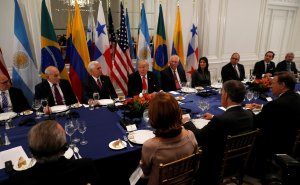 Trump alerta que Venezuela “está colapsando” y coordina acciones con latinoamericanos (Video)