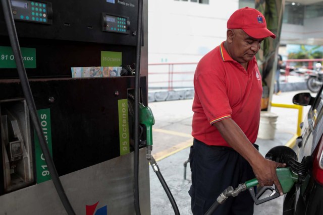 An attendant refuels a car at a gas station of Venezuelan state-owned oil company PDVSA in Caracas, Venezuela September 21, 2017. REUTERS/Marco Bello