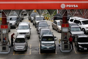 En largas colas, venezolanos sufren nuevamente la escasez de gasolina (Fotos)