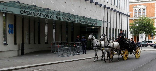 A fiaker horse carriage passes the Organization of the Petroleum Exporting Countries (OPEC) headquarters in Vienna, Austria September 22, 2017. REUTERS/Leonhard Foeger
