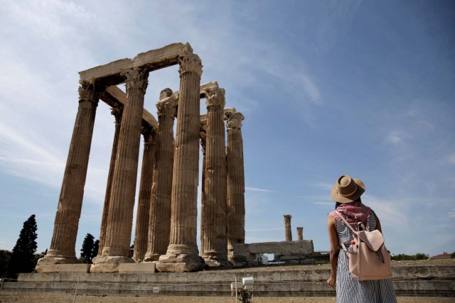 A woman visits the ancient Temple of Zeus during the European Heritage Days in Athens, Greece September 24, 2017. REUTERS/Costas Baltas