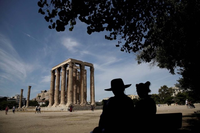 People visit the ancient Temple of Zeus during the European Heritage Days in Athens, Greece September 24, 2017. REUTERS/Costas Baltas TPX IMAGES OF THE DAY