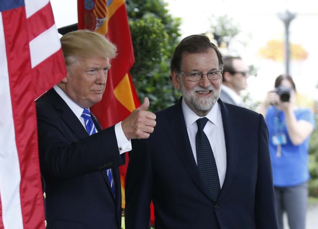 U.S.- President Donald Trump gestures as he welcomes Spanish Prime Minister Mariano Rajoy at the White House in Washington, U.S., September 26, 2017. REUTERS/Joshua Roberts