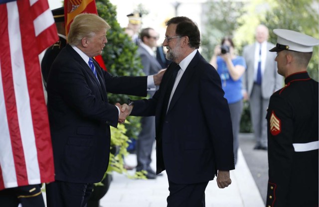 U.S.- President Donald Trump welcomes Spanish Prime Minister Mariano Rajoy at the White House in Washington, U.S., September 26, 2017. REUTERS/Joshua Roberts