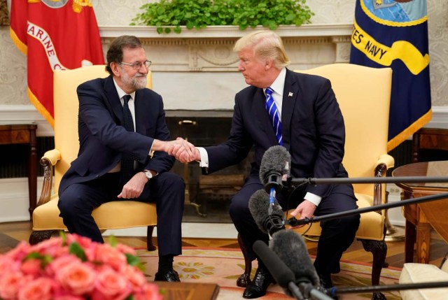 U.S. President Donald Trump welcomes Spanish Prime Minister Mariano Rajoy in the Oval Office at the White House in Washington, U.S., September 26, 2017. REUTERS/Jonathan Ernst