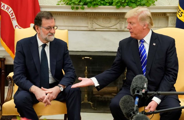 U.S.- President Donald Trump welcomes Spanish Prime Minister Mariano Rajoy in the Oval Office at the White House in Washington, U.S., September 26, 2017. REUTERS/Jonathan Ernst