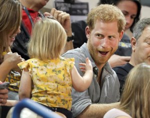 Una pequeña se robó las cotufas del príncipe Harry y esta fue su reacción