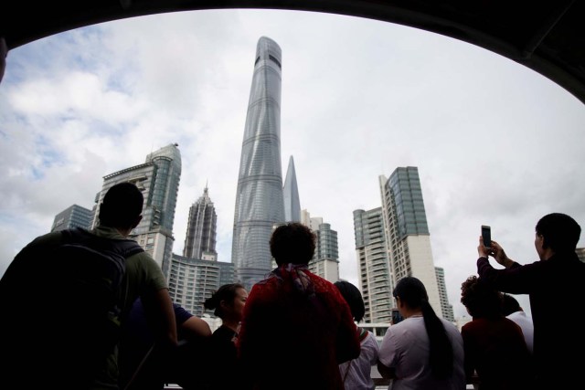 Tourists stand on a boat on the Huangpu River near the financial district of Pudong in Shanghai, China September 28, 2017. REUTERS/Aly Song