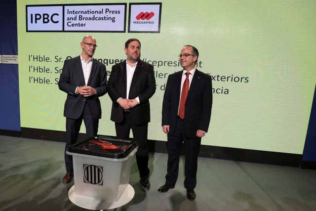 Catalan Foreign Affairs chief Raul Romeva, Vice President Oriol Junqueras and Government Presidency Councillor Jordi Turull stand beside a ballot box for the banned October 1 independence referendum after a news conference in Barcelona, Spain, September 29, 2017. REUTERS/Albert Gea