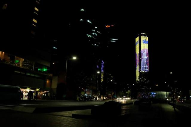 Las luces de la Torre Colpatria, uno de los más altos de la ciudad, proyectan la imagen del papa Francisco en el centro de Bogotá, Colombia (Foto: EFE)