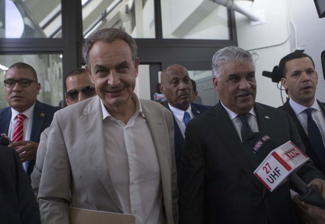 STO31. SANTO DOMINGO (REPÚBLICA DOMINICANA), 13/09/2017.- El expresidente del Gobierno español José Luis Rodríguez Zapatero (i) y el canciller dominicano Miguel Vargas (d), mediadores en el diálogo que promueve la Unión de Naciones Suramericanas (Unasur) en Venezuela, hablan con la prensa hoy, miércoles 13 de septiembre de 2017, en Santo Domingo (República Dominicana). La reunión se produce un día después de que se anunciara que el Gobierno y la oposición de Venezuela podrían iniciar un contacto este miércoles en la República Dominicana a invitación de ese país y de Rodríguez Zapatero, quienes han llamado a una negociación que de momento solo es aceptada abiertamente por el oficialismo. EFE/Orlando Barría