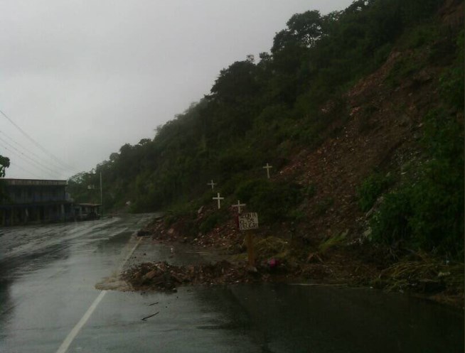 Reportan deslizamiento de tierra en la carretera Panamericana