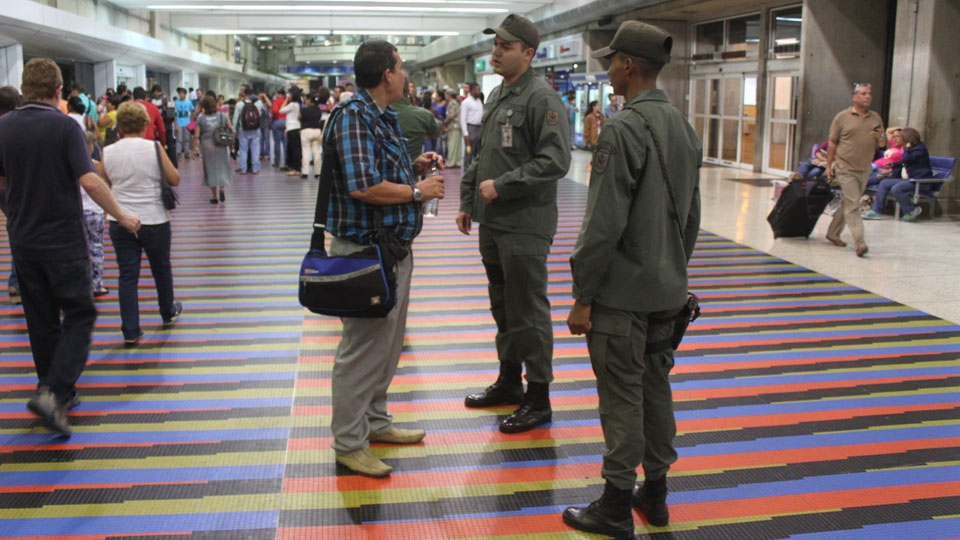¿Qué hacer si eres extorsionado en un aeropuerto de Venezuela?