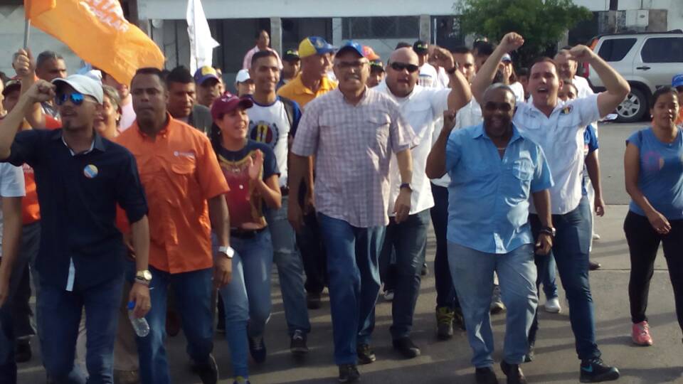 Ismael García realizó recorrido por Barrio Belén y La Barraca en Maracay