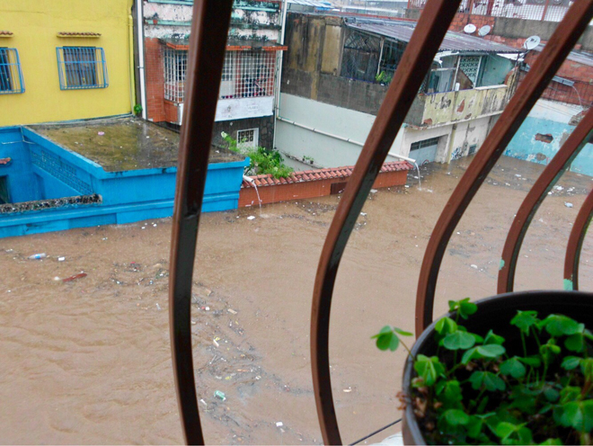 Mientras 120 familIas resultaron afectadas las lluvias en Caracas, el gobierno dona dólares a EEUU