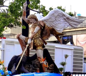 Multitudinaria procesión de San Miguel Arcángel saldrá en hombros desde Altamira