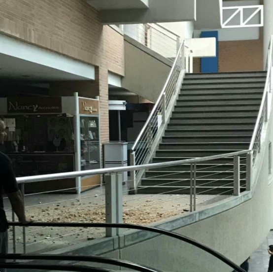 Impacto de rayo afecta techo del centro comercial de Naguanagua (Foto: Heberlizeth González)